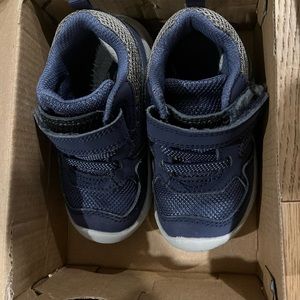 Stride rite baby boy sneakers size 5 - perfect condition